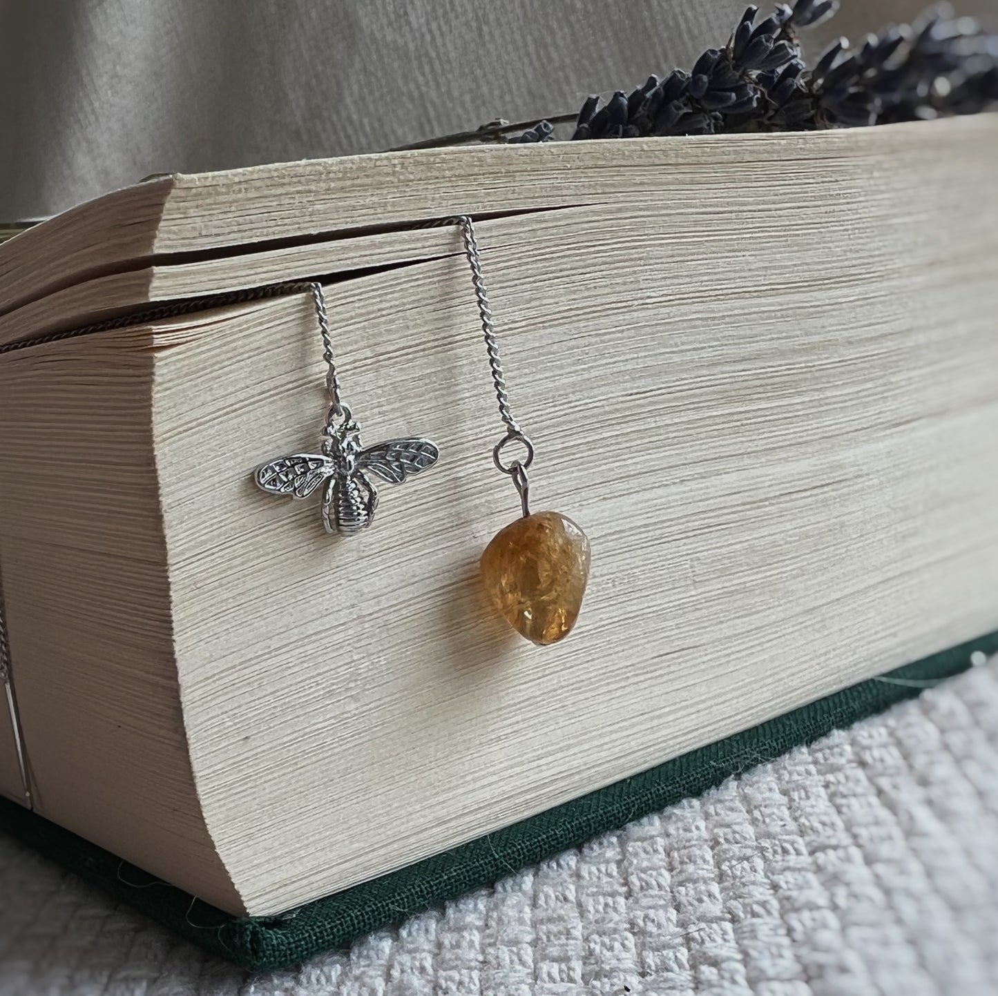 AMBRA - Asymmetrische Fädelohrringe