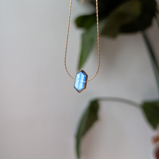 MANA – Halskette mit prismatisch geschliffenem Labradorit