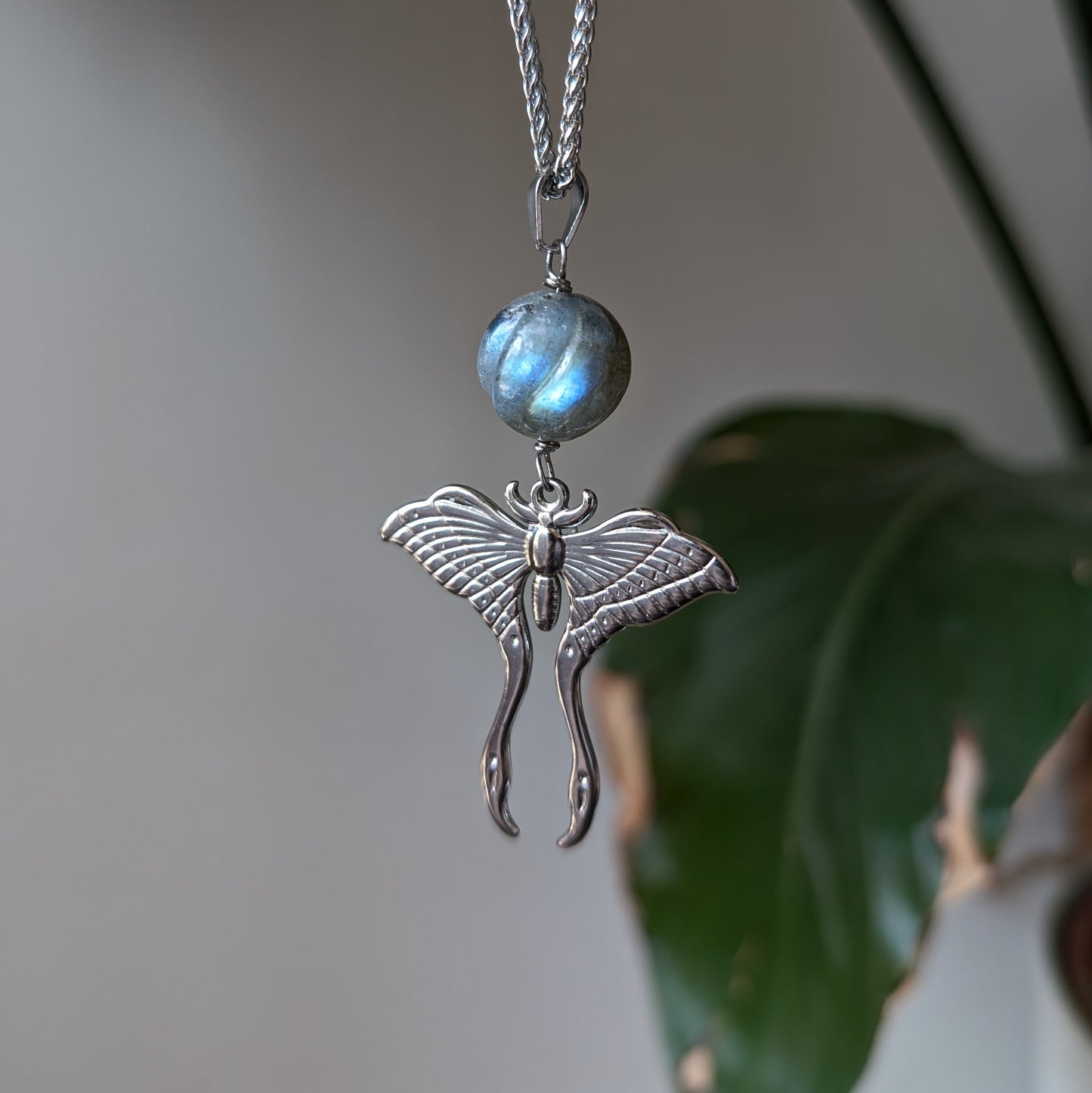 NOCTURNA ✦ Kette mit Labradorit und Luna Motte