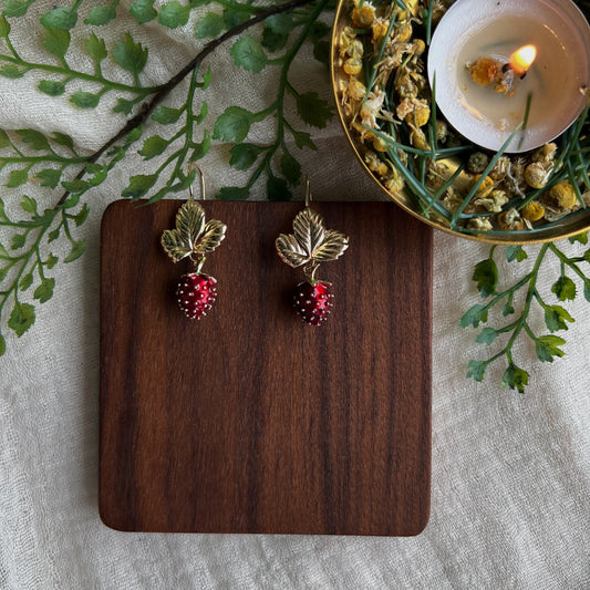 JAGÓDKA - Hängeohrringe mit Erdbeer-Anhänger