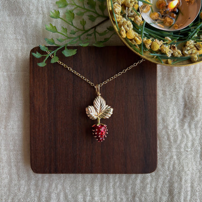 JAGODA - Kette mit Erdbeeranhänger