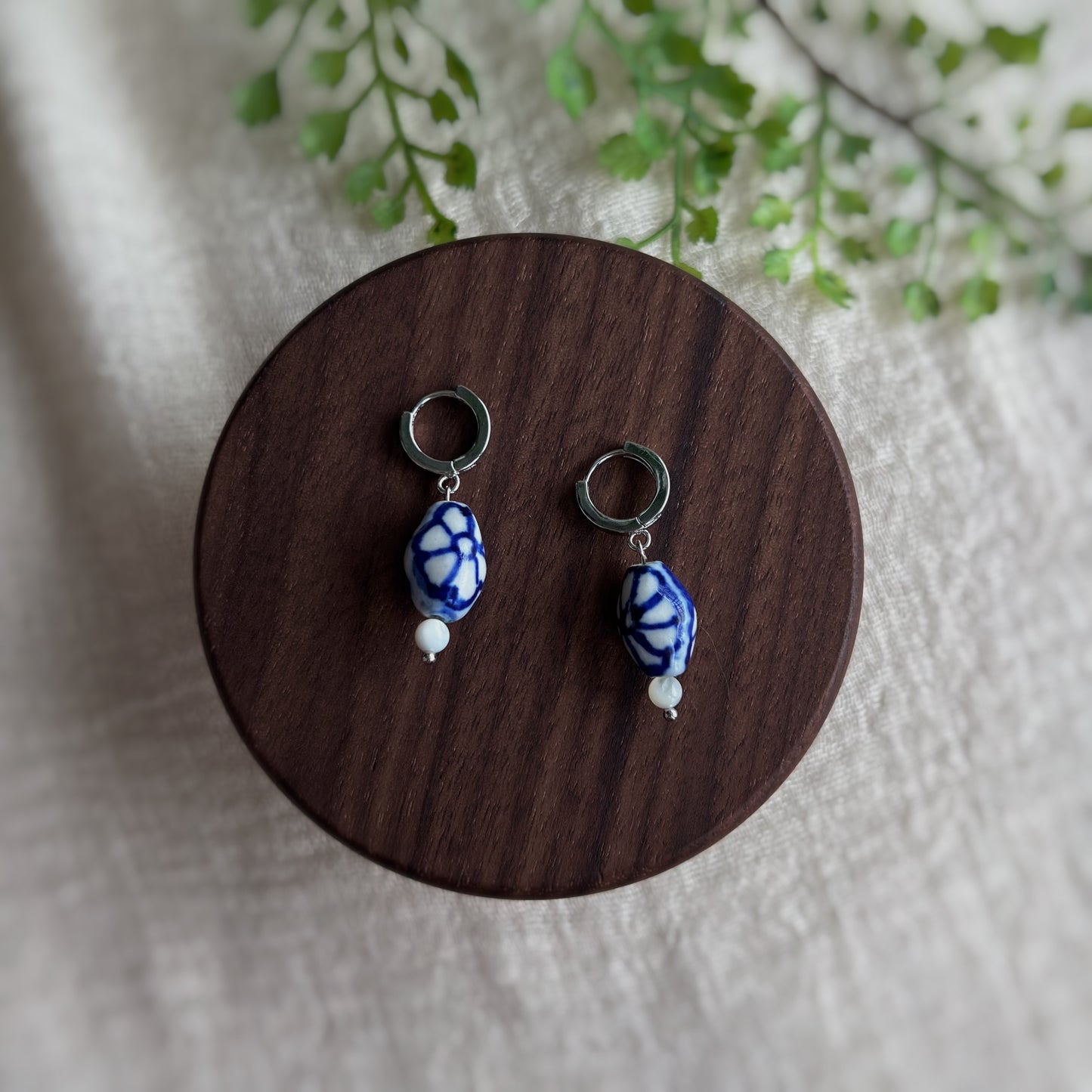 Kleine Creolen mit Keramikperle